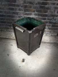 houten bak, prullenbak lok. 9, hoge mand