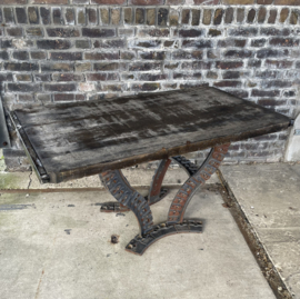 salontafel met zwaar metalen onderstel