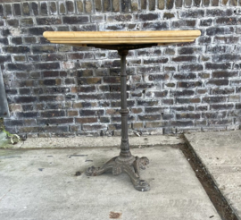 tafel met houten blad en metalen poot