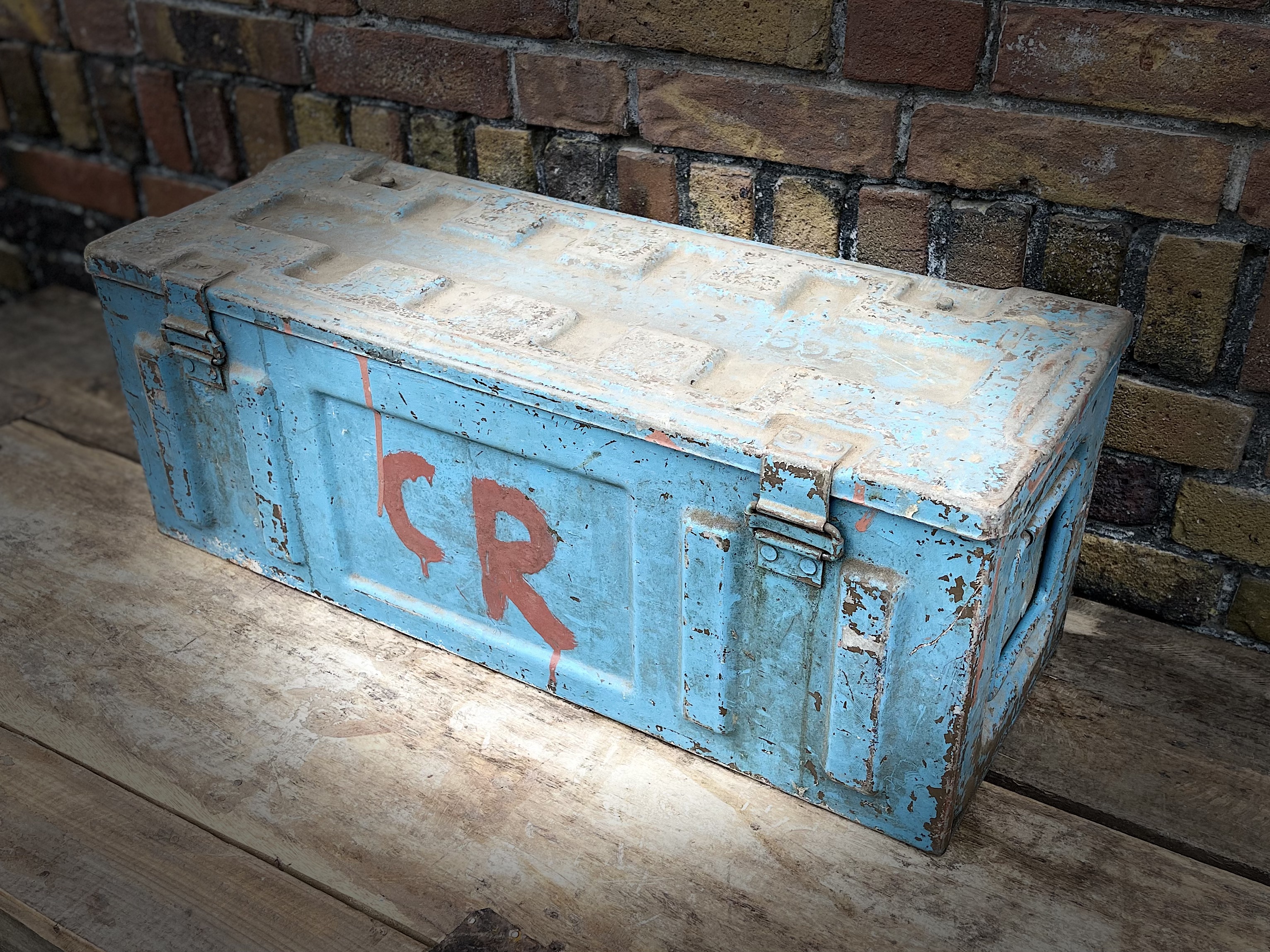 metalen kist blauw