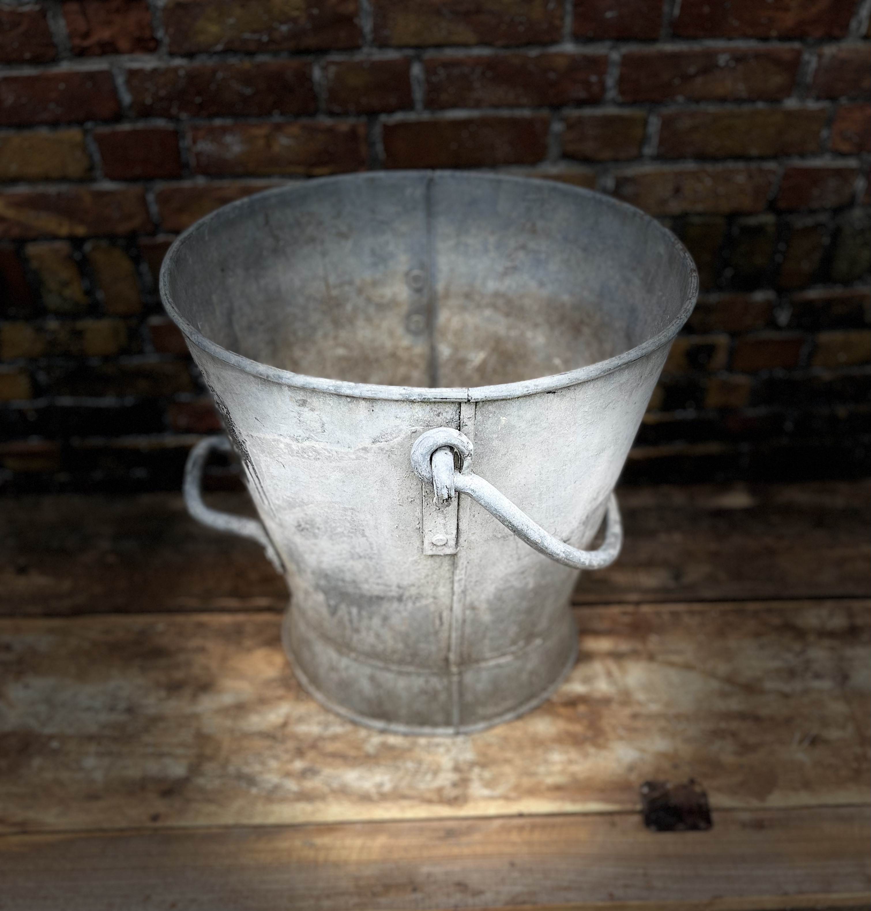 emmer met hengsel en handvat