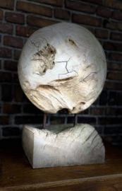 teak houten bal op metalen standaard