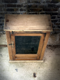 oud houten (vitrine) kastje