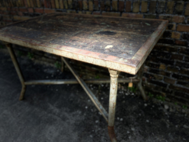 industriële werktafel van metaal en hout