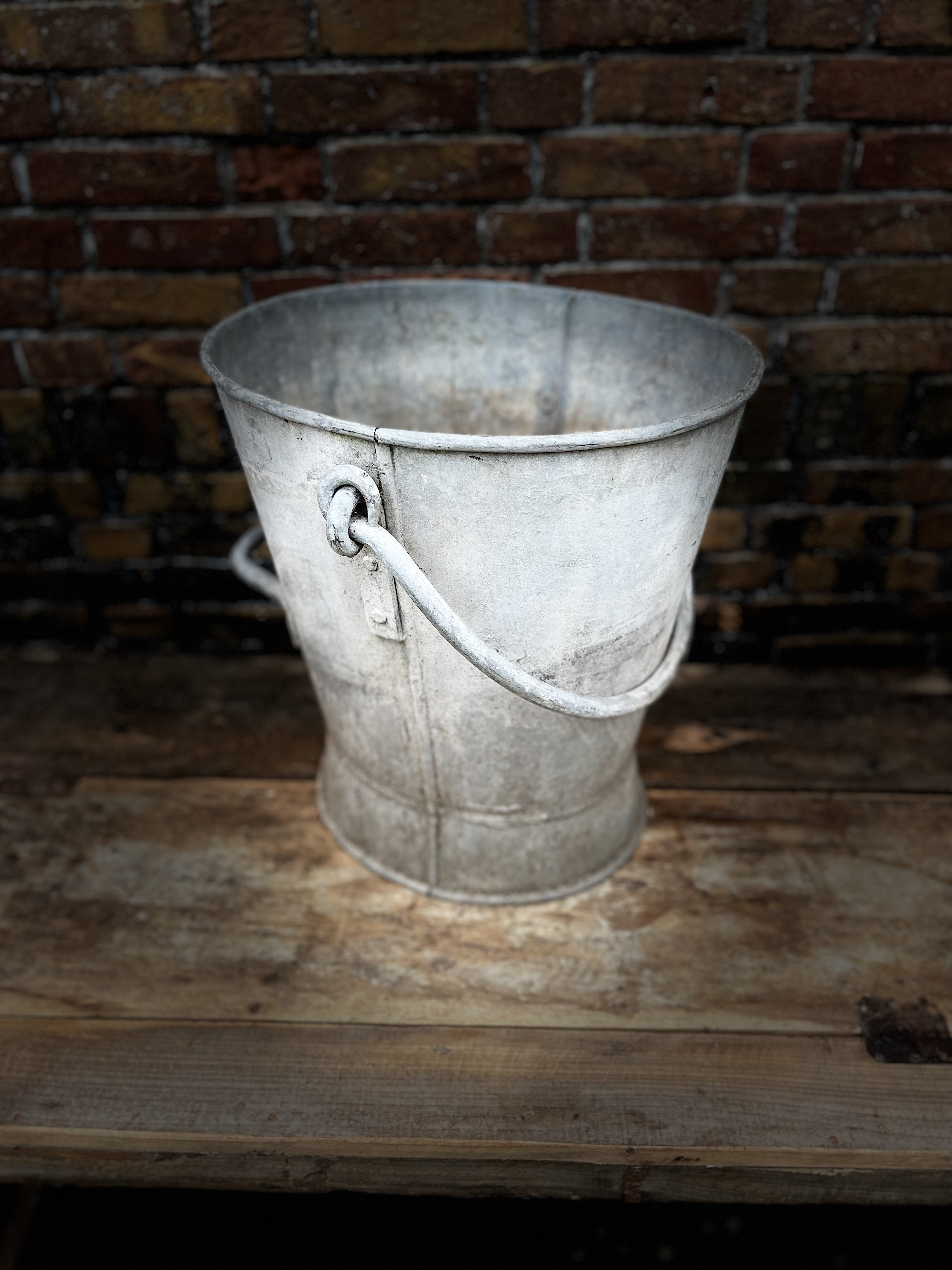 emmer met hengsel en handvat