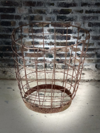 metalen mand met twist en ring