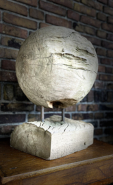 teak houten bal op metalen standaard