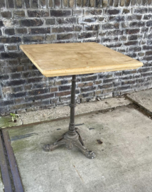 tafel met houten blad en metalen poot