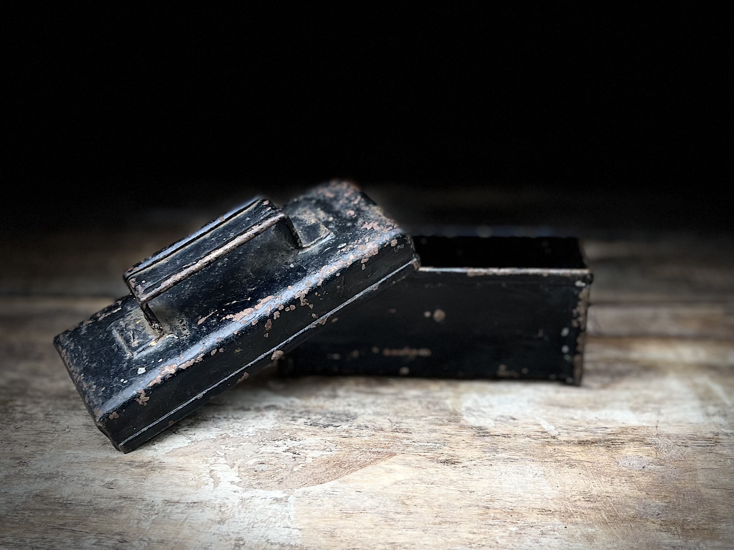 zwart metalen bakje met deksel