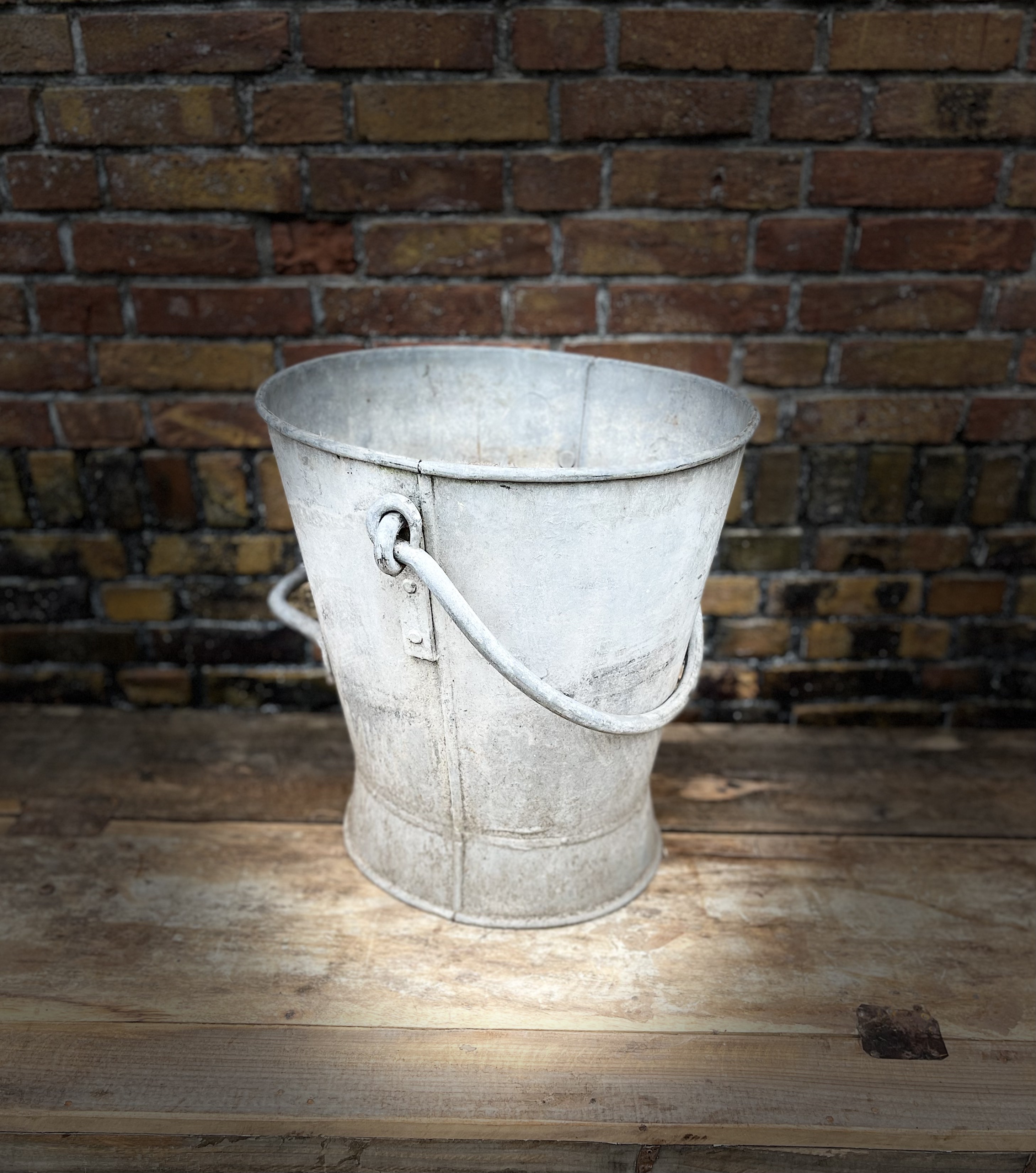 emmer met hengsel en handvat