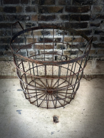 metalen mand met handvat