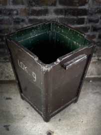 houten bak, prullenbak lok. 9, hoge mand