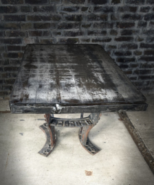 salontafel met zwaar metalen onderstel