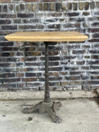tafel met houten blad en metalen poot