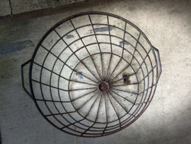 metalen mand met handvat