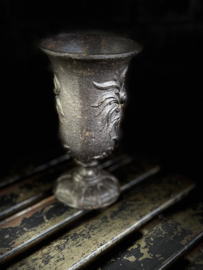 metalen kelk spinbloem