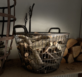 metalen mand met handvat