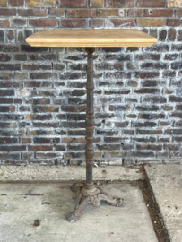tafel met houten blad en metalen poot - hoog