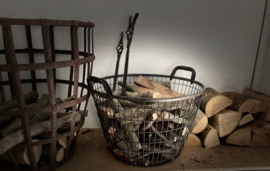 metalen mand met handvat