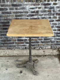 tafel met houten blad en metalen poot