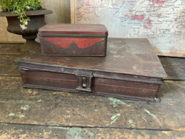 rood metalen sigarenkistje