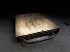 broodplank met metalen handvat