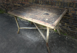 industriële werktafel van metaal en hout