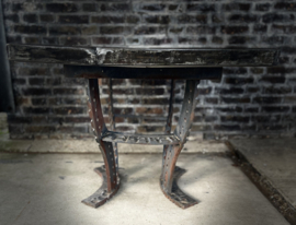 salontafel met zwaar metalen onderstel