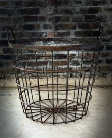 metalen mand met handvat