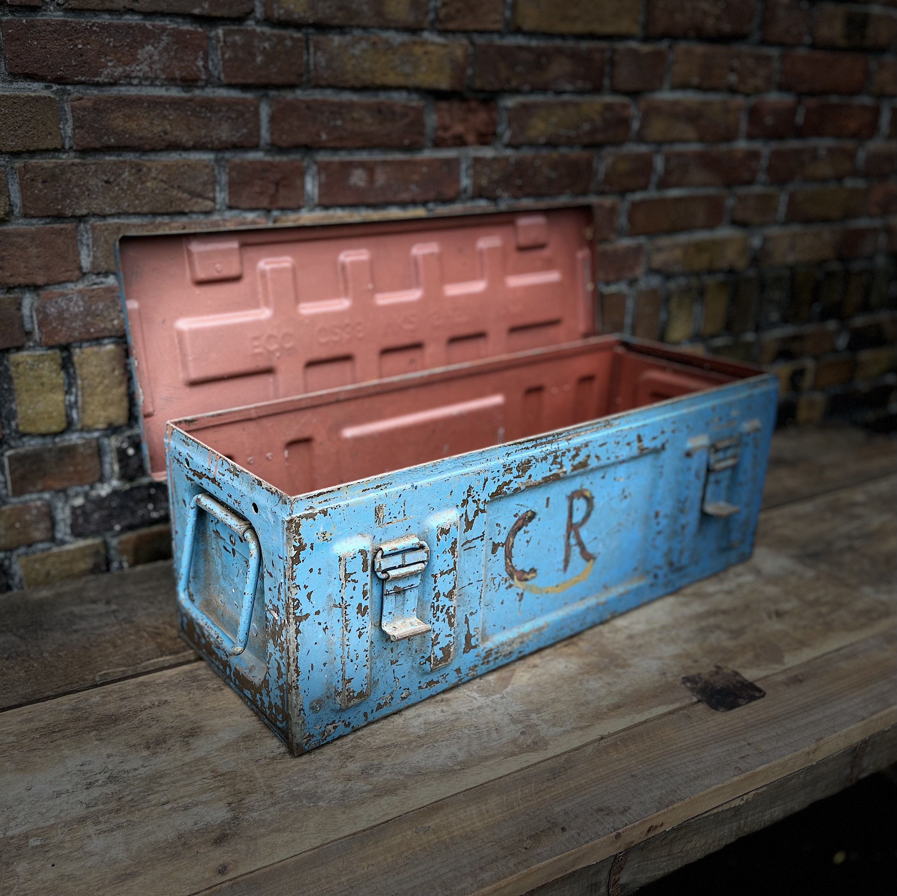 metalen kist blauw