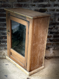 oud houten (vitrine) kastje