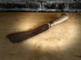 metalen hakmes met houten handvat
