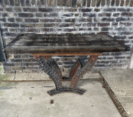 salontafel met zwaar metalen onderstel