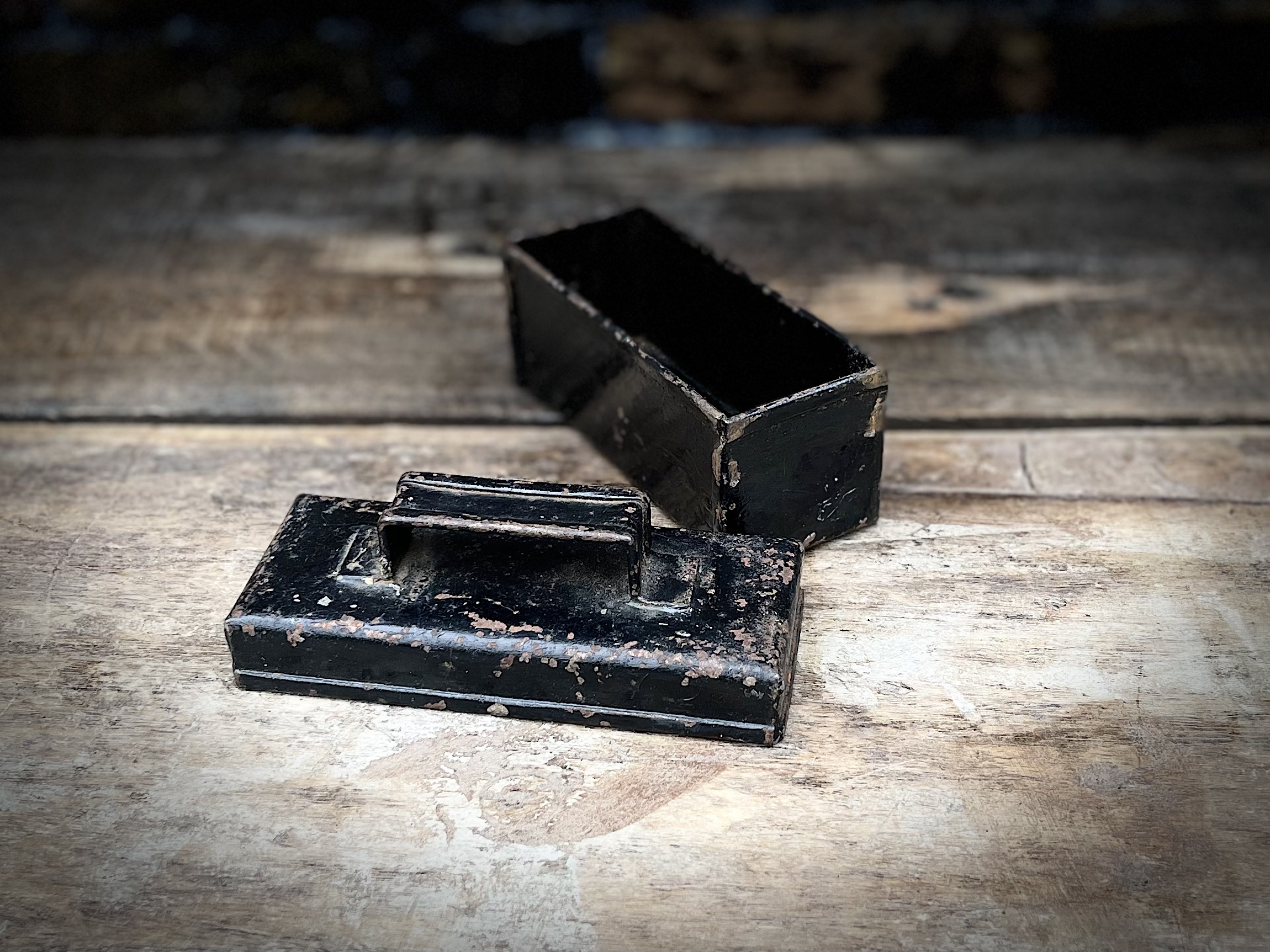 zwart metalen bakje met deksel
