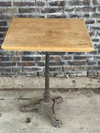 tafel met houten blad en metalen poot