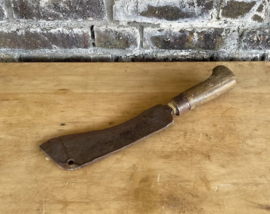 metalen hakmes met houten handvat