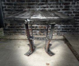 salontafel met zwaar metalen onderstel