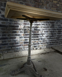 tafel met houten blad en metalen poot