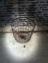metalen mand met handvat