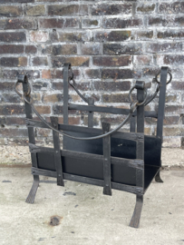 smeedijzeren haardhout rek