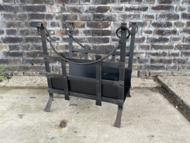 smeedijzeren haardhout rek