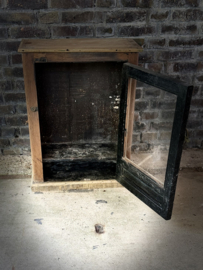 oud houten (vitrine) kastje