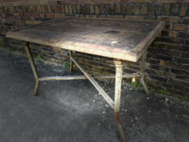 industriële werktafel van metaal en hout