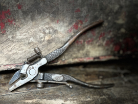 Tang met gedetailleerd handvat