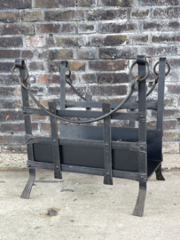 smeedijzeren haardhout rek