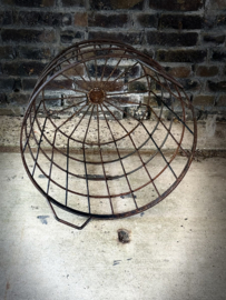 metalen mand met handvat