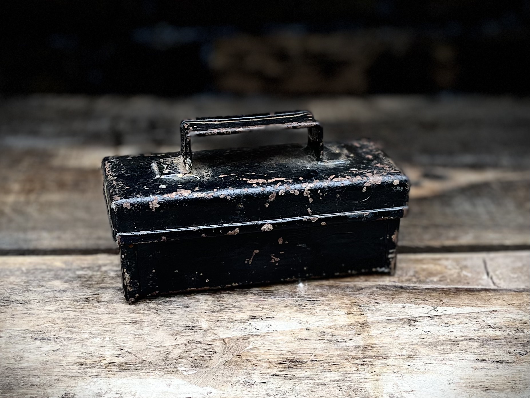 zwart metalen bakje met deksel