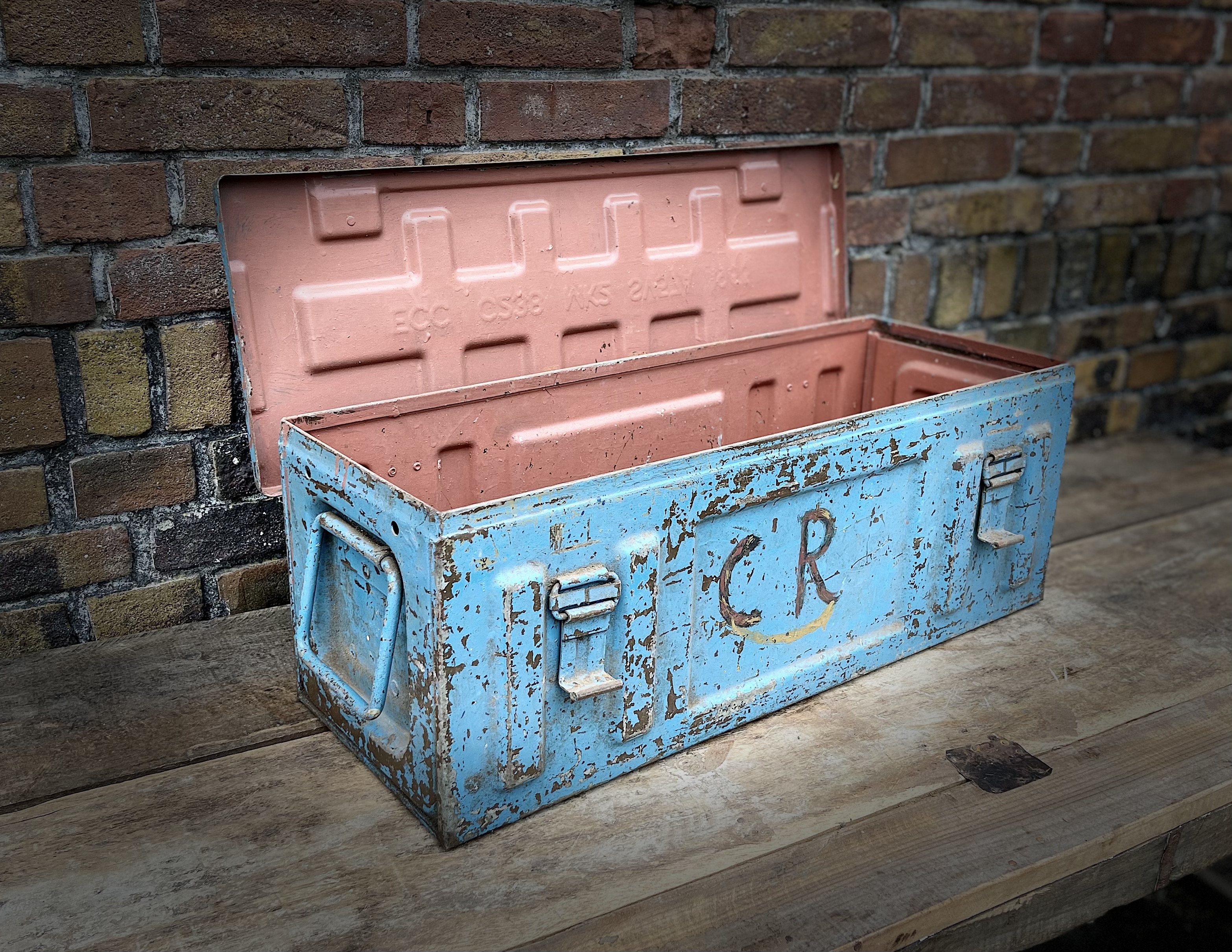 metalen kist blauw