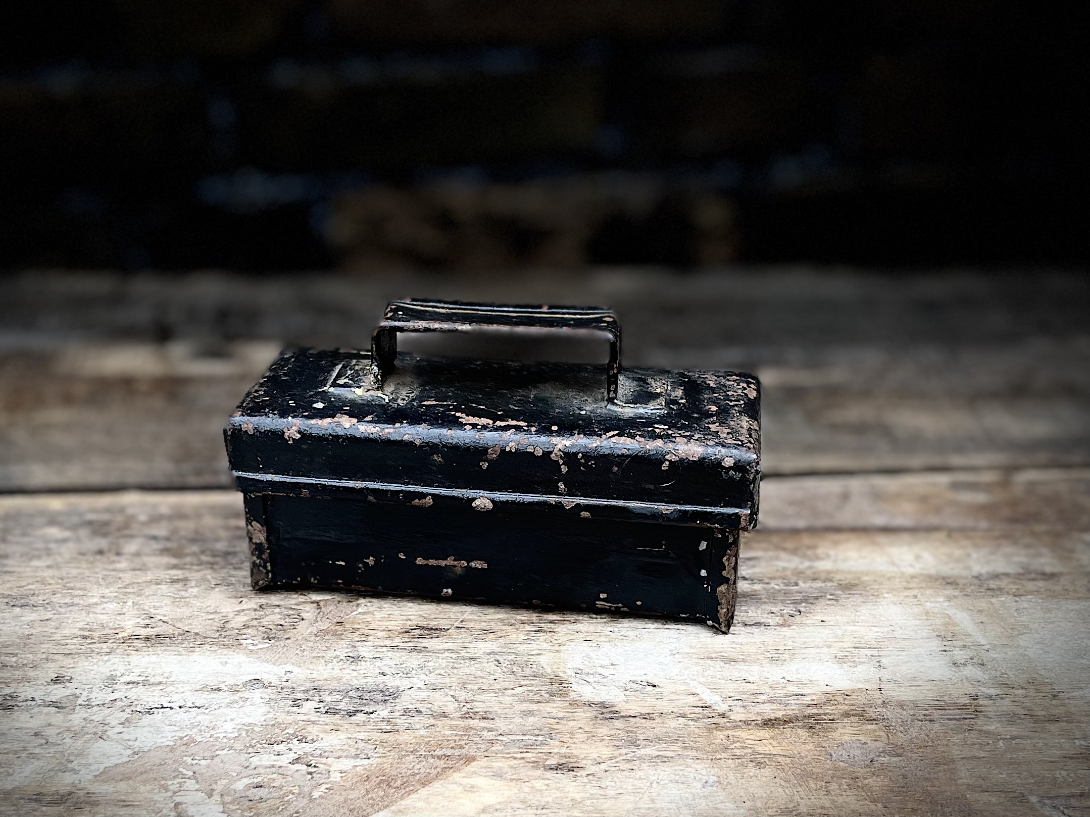 zwart metalen bakje met deksel