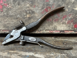 Tang met gedetailleerd handvat